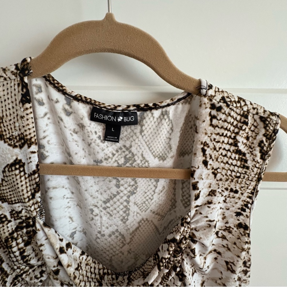 Ladies, fashion bug, large, sleeveless, snake skin, flattering blouse. Layer up - Picture 3 of 6